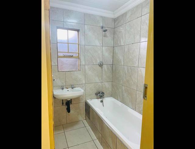 3 BEDROOM PROPERTY TO RENT IN DIE HOEWES